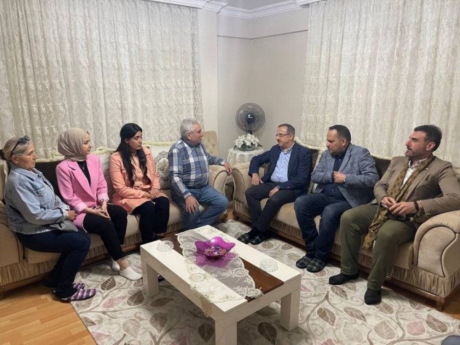 Başkan Sürekli, öğrencilerle sahur yaptı