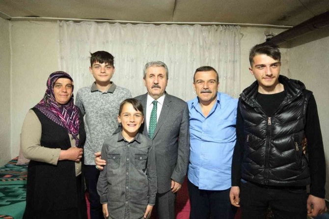 BBP Genel Başkanı Destici iftarda bir ailenin evine misafir oldu
