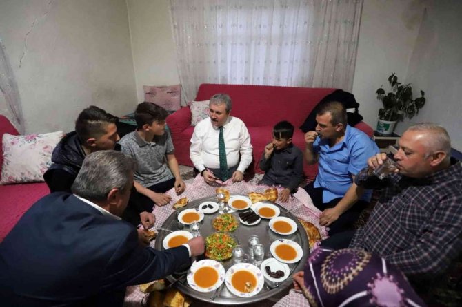 BBP Genel Başkanı Destici iftarda bir ailenin evine misafir oldu
