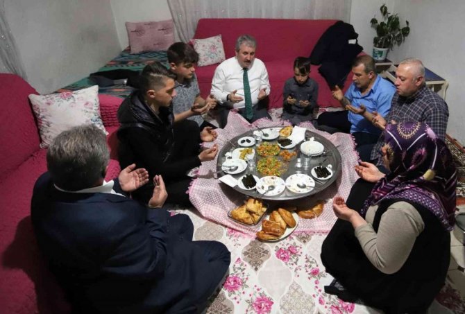 BBP Genel Başkanı Destici iftarda bir ailenin evine misafir oldu