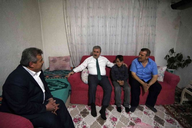 BBP Genel Başkanı Destici iftarda bir ailenin evine misafir oldu