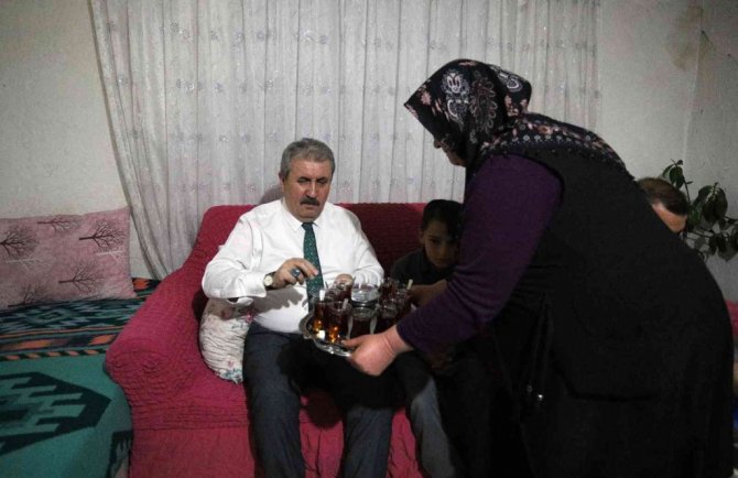 BBP Genel Başkanı Destici iftarda bir ailenin evine misafir oldu
