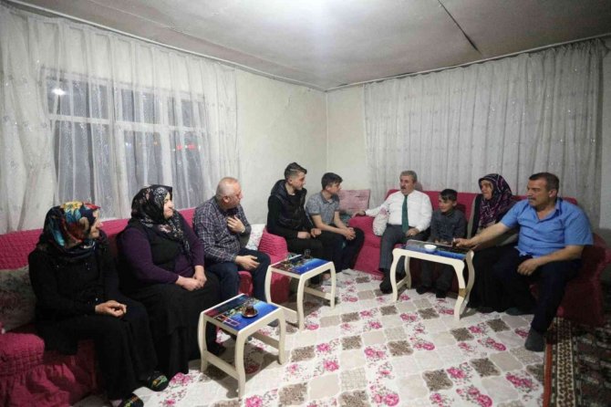 BBP Genel Başkanı Destici iftarda bir ailenin evine misafir oldu