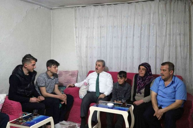 BBP Genel Başkanı Destici iftarda bir ailenin evine misafir oldu