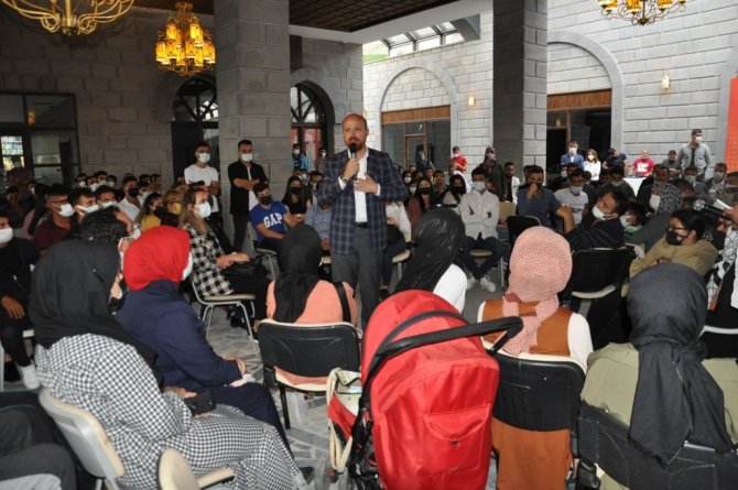 Bilal Erdoğan Kars’ta gençlerle buluştu