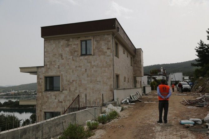 Bodrum Belediye BaÅkanÄ± Ahmet Aras'Ä±n talimatÄ±yla Bodrumâda bulunan kaÃ§ak yapÄ±larÄ±n yÄ±kÄ±mÄ±na baÅlandÄ±. ile ilgili gÃ¶rsel sonucu