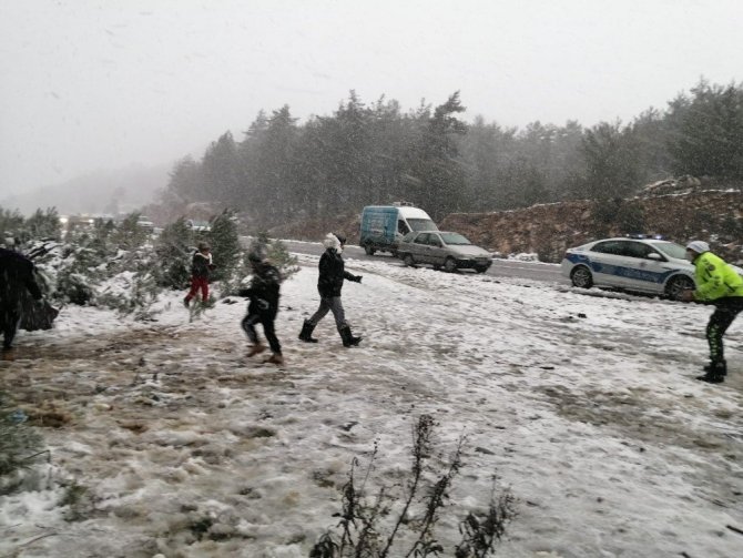 Bodrum’a yıllar sonra kar yağdı