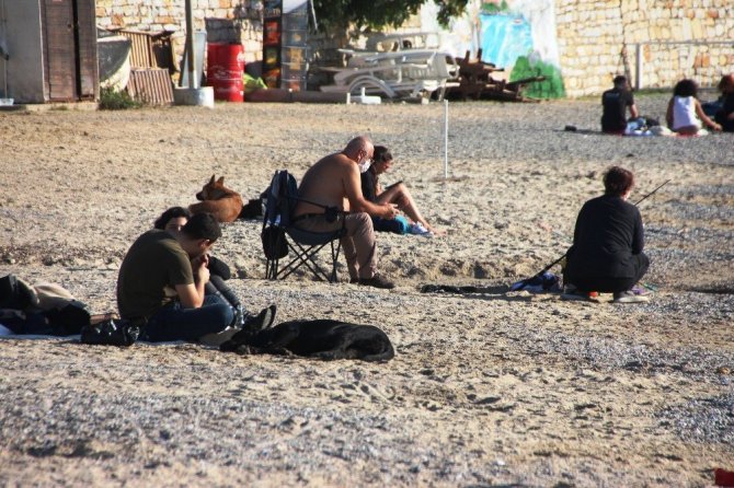 Bodrum’da bitmeyen yaz; çadırını, masasını, sandalyesini alan sahile koştu