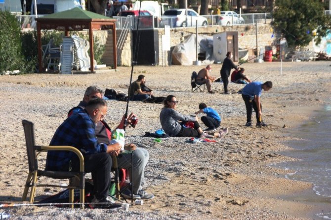 Bodrum’da bitmeyen yaz; çadırını, masasını, sandalyesini alan sahile koştu