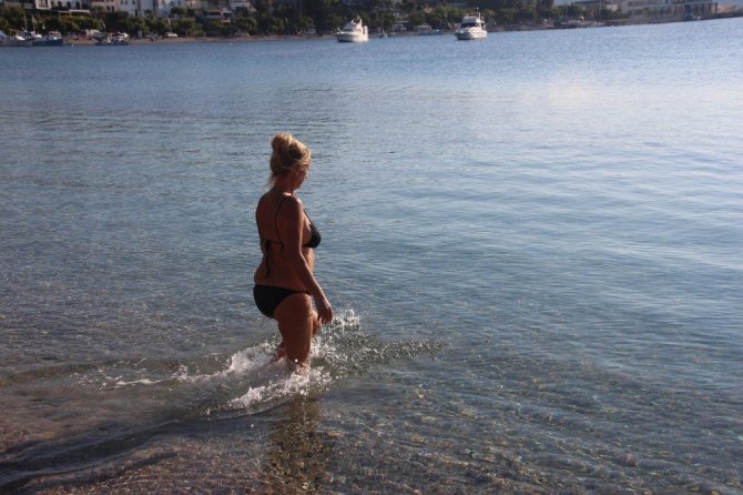 Bodrum’da bitmeyen yaz; çadırını, masasını, sandalyesini alan sahile koştu