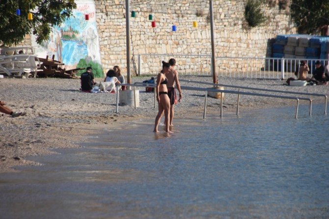 Bodrum’da bitmeyen yaz; çadırını, masasını, sandalyesini alan sahile koştu