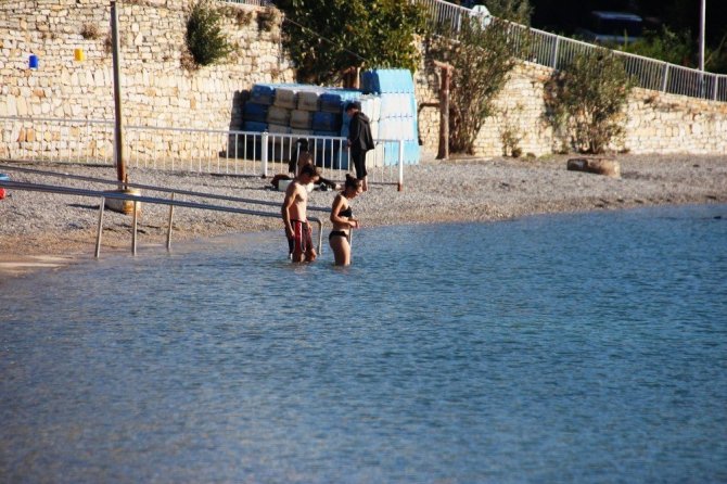Bodrum’da bitmeyen yaz; çadırını, masasını, sandalyesini alan sahile koştu
