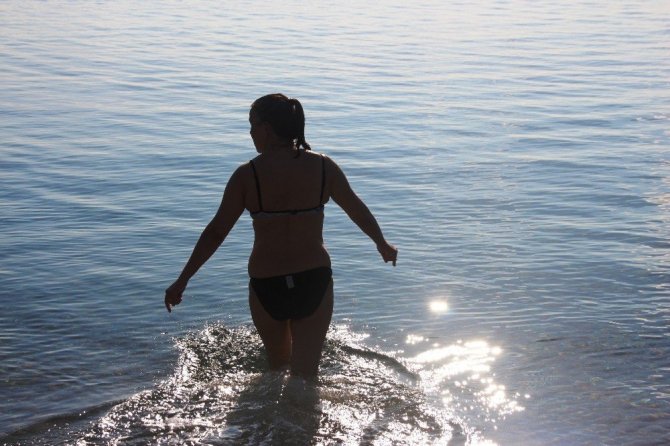 Bodrum’da bitmeyen yaz; çadırını, masasını, sandalyesini alan sahile koştu