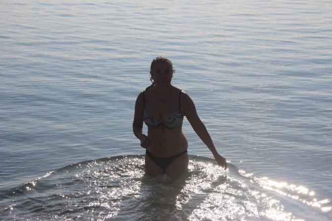 Bodrum’da bitmeyen yaz; çadırını, masasını, sandalyesini alan sahile koştu