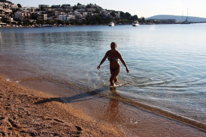 Bodrum’da bitmeyen yaz; çadırını, masasını, sandalyesini alan sahile koştu
