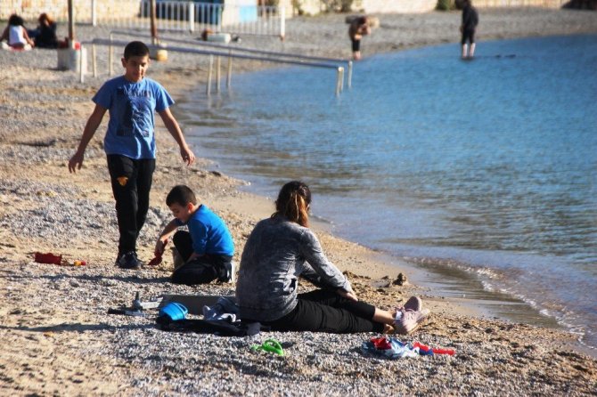 Bodrum’da bitmeyen yaz; çadırını, masasını, sandalyesini alan sahile koştu