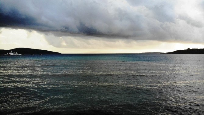 Bodrum’da fırtına ve dolu hayatı felç etti