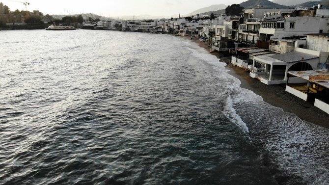 Bodrum’da fırtına ve dolu hayatı felç etti