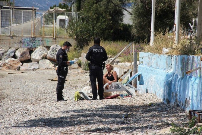 Bodrum’da sahilde sere serpe güneşlenirken yakalandı