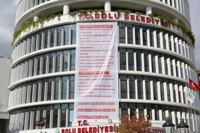 Bolu Belediyesi binasına ABD karşıtı pankart asıldı