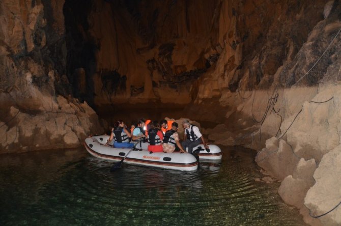 Botlarla girip milyonlarca yıl öncesine gidiyorlar