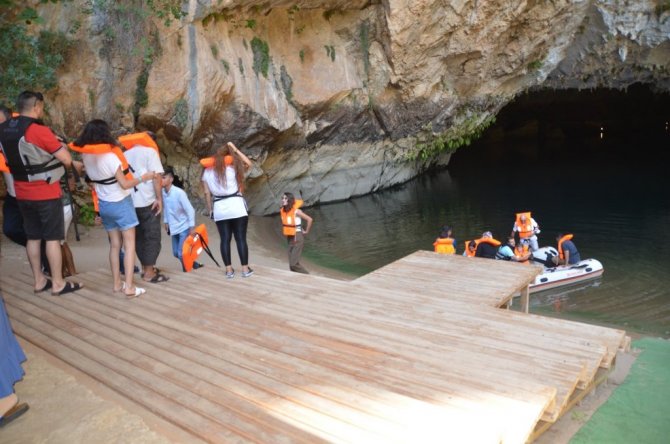 Botlarla girip milyonlarca yıl öncesine gidiyorlar