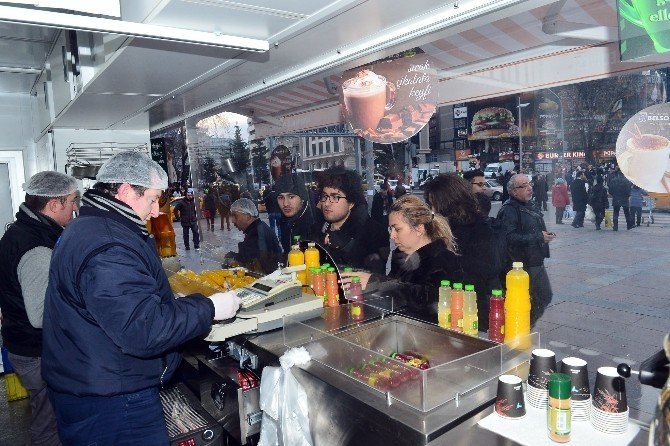BÜYÜKŞEHİR BELEDİYESİ BELSO ŞİRKETİ, TAZE SIKILMIŞ MEYVE SUYU HİZMETİ İLE BAŞKENTİLERİN BEĞENİSİNİ KAZANIRKEN, YENİ SATIŞ NOKTASI İLE YENİ ÜRÜNLERİNİ DE HİZMETE SUNUYOR.
