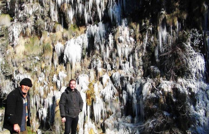 Buz tutan kanyonun görsel şöleni büyüledi