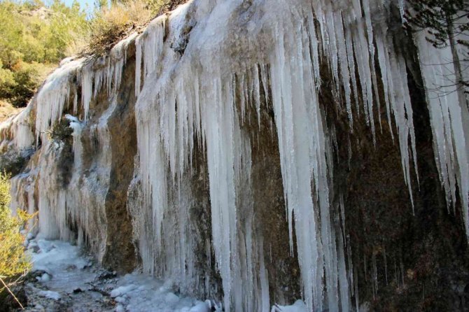 Buz tutan kanyonun görsel şöleni büyüledi