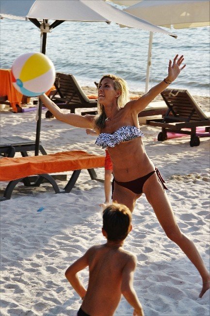 Çağla Şıkel Çocuklarıyla Bodrum’da Tatil Yapıyor