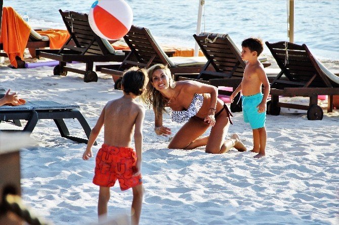 Çağla Şıkel Çocuklarıyla Bodrum’da Tatil Yapıyor