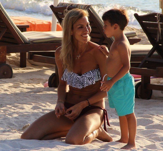 Çağla Şıkel Çocuklarıyla Bodrum’da Tatil Yapıyor