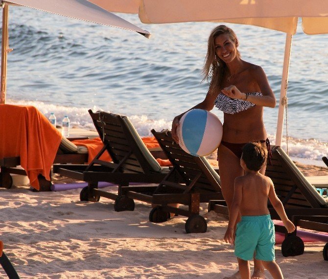 Çağla Şıkel Çocuklarıyla Bodrum’da Tatil Yapıyor