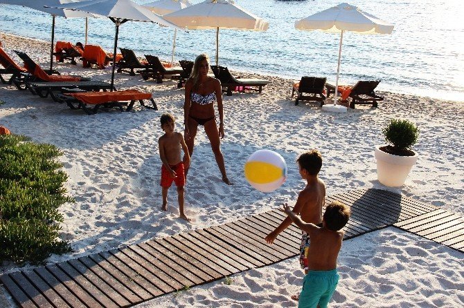 Çağla Şıkel Çocuklarıyla Bodrum’da Tatil Yapıyor