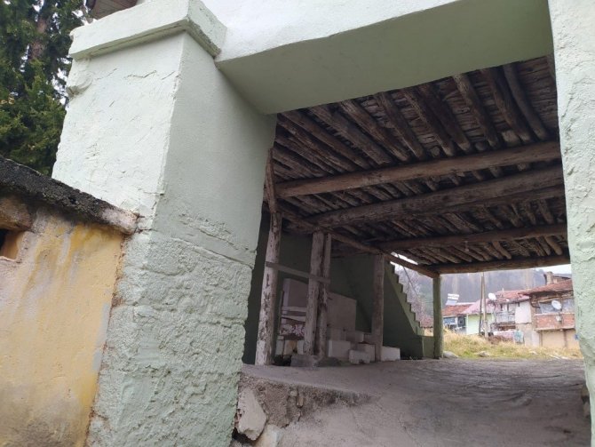 Caminin altından geçmeden bu köye girilmiyor