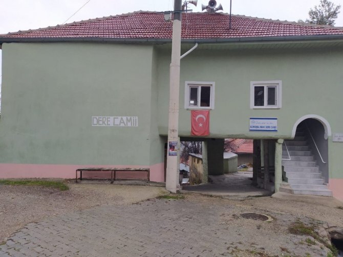 Caminin altından geçmeden bu köye girilmiyor