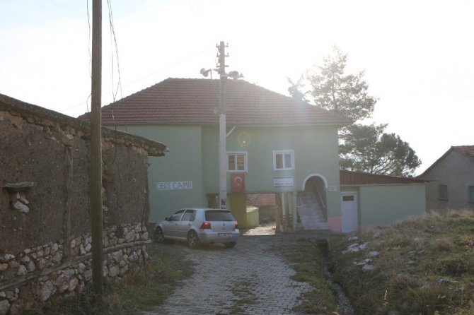 Caminin altından geçmeden bu köye girilmiyor