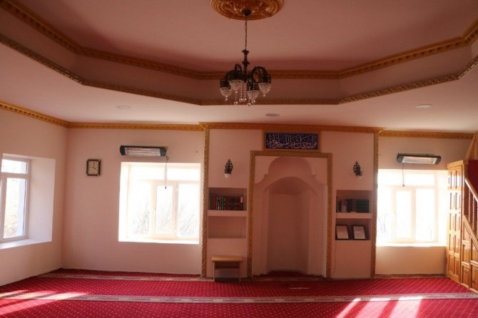 Caminin altından geçmeden bu köye girilmiyor