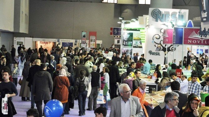 ÇEŞİTLİ YARIŞMA, İMZA GÜNLERİ, SÖYLEŞİ, KONFERANS, PANEL VE FORUMLARA EV SAHİPLİĞİ YAPAN CNR KİTAP FUARI, AÇILDIĞI İLK HAFTA SONU 54 BİN KİŞİ TARAFINDAN ZİYARET EDİLDİ.