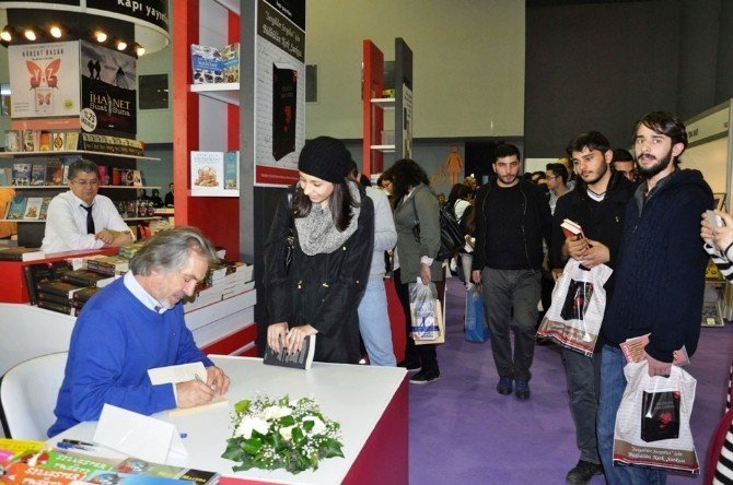 ÇEŞİTLİ YARIŞMA, İMZA GÜNLERİ, SÖYLEŞİ, KONFERANS, PANEL VE FORUMLARA EV SAHİPLİĞİ YAPAN CNR KİTAP FUARI, AÇILDIĞI İLK HAFTA SONU 54 BİN KİŞİ TARAFINDAN ZİYARET EDİLDİ.