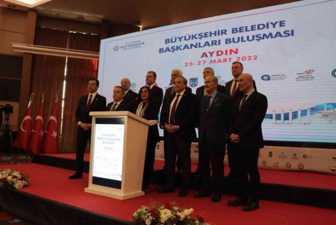 CHP’li 11 büyükşehir belediye başkanı Kuşadası’nda buluştu