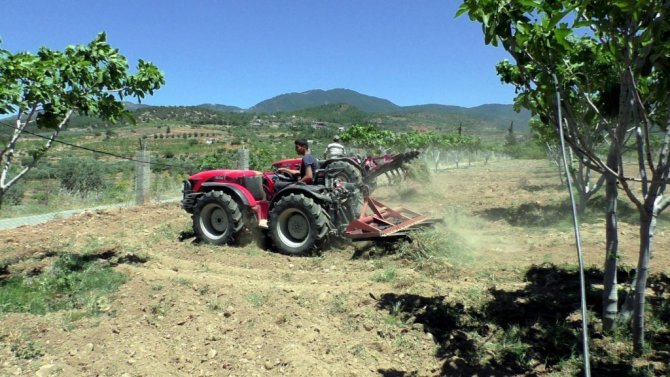 Çiftçiler gününü tarlada çalışarak geçirdiler
