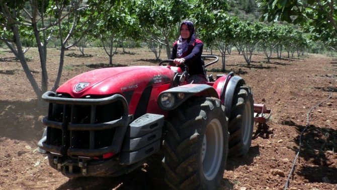 Çiftçiler gününü tarlada çalışarak geçirdiler