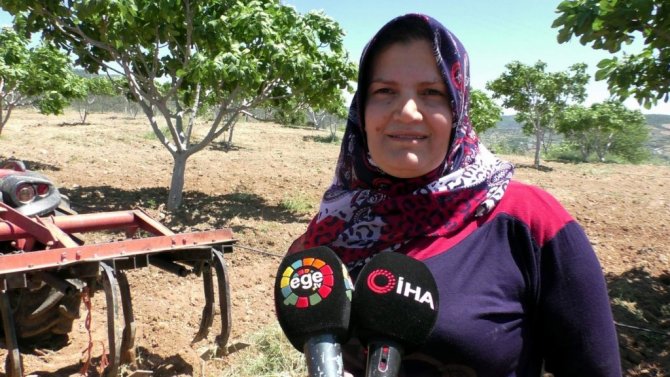 Çiftçiler gününü tarlada çalışarak geçirdiler