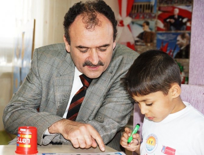 Çocuklar evde aileleriyle birlikte kitap okuyacak