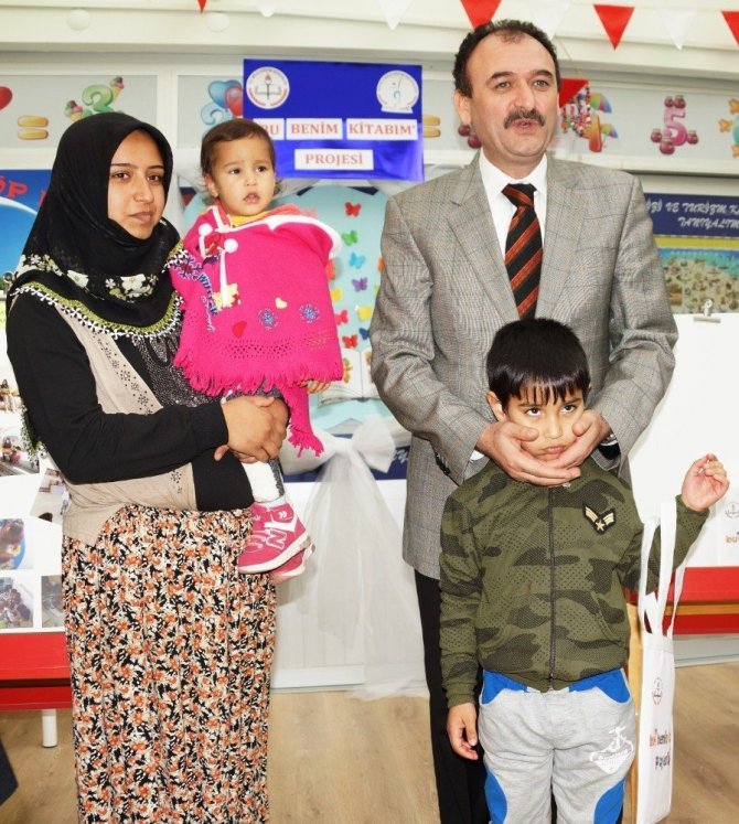 Çocuklar evde aileleriyle birlikte kitap okuyacak