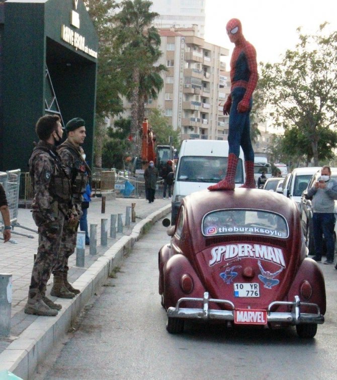 Çocuklara depremi unutturmak için geldi