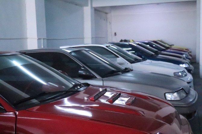 Çok sevdiği aracının farklı renklerinden 17 tane aldı