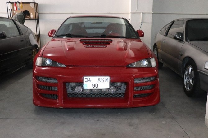 Çok sevdiği aracının farklı renklerinden 17 tane aldı