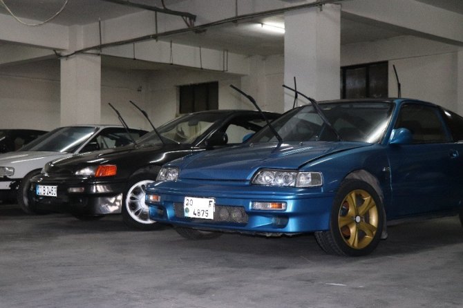 Çok sevdiği aracının farklı renklerinden 17 tane aldı